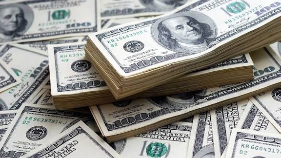 الدولار يتراجع تحت ضغط بيانات البطالة والتضخم في الولايات المتحدة