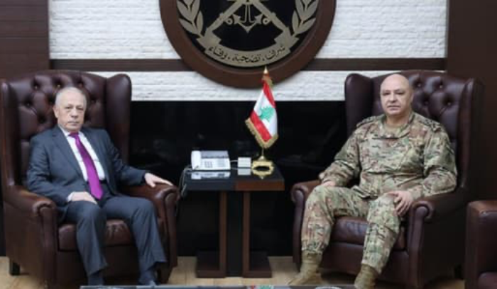 وزير الدفاع في اليرزة مقدماً التعازي لقائد الجيش