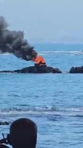 دخان كثيف في بحر صور… هل من غارة؟ (فيديو)