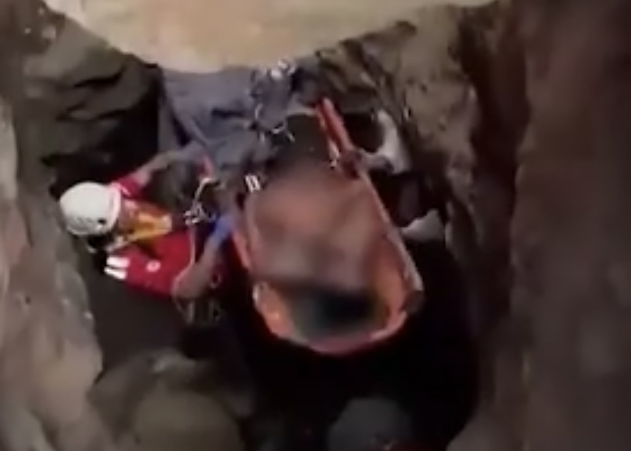 إنقاذ شاب بعد سقوطه بين الصخور