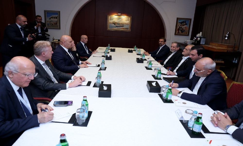 عون يلتقي الرئيس الإيراني بيزشكيان في الدوحة