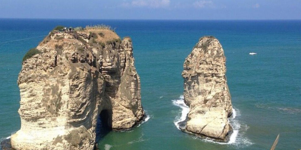 نواب بيروت يعلقون على إضاءة الروشة بصورتَي نصرالله وصفي الدين