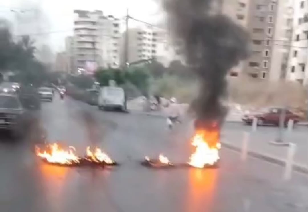 بالفيديو - العسكريون المتقاعدون يقطعون طرقاً في طرابلس احتجاجاً على أوضاعهم المعيشية