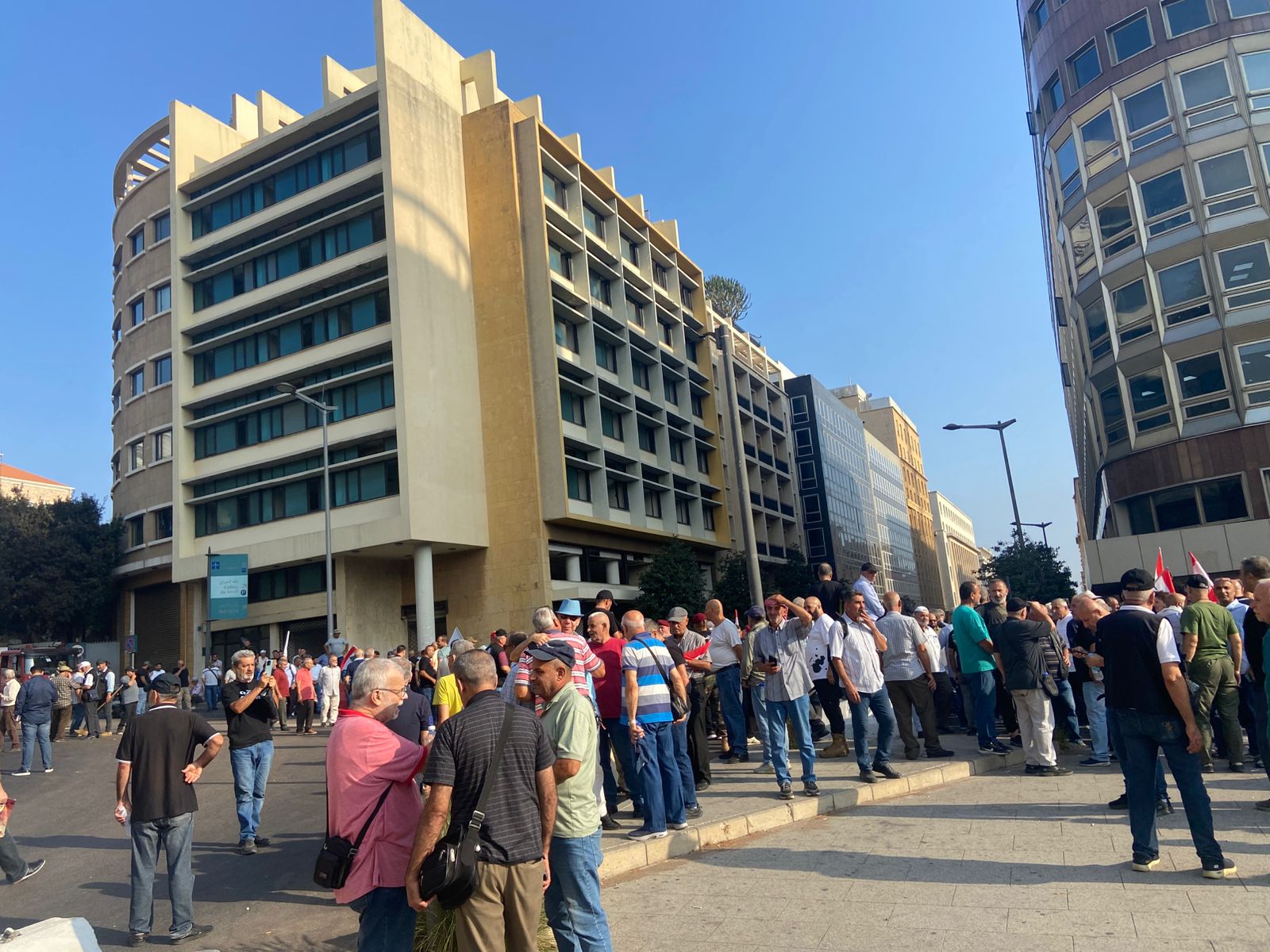 بالصور- تجمع للعسكريين المتقاعدين في ساحة رياض الصلح بعد منعهم من قطع الطرق