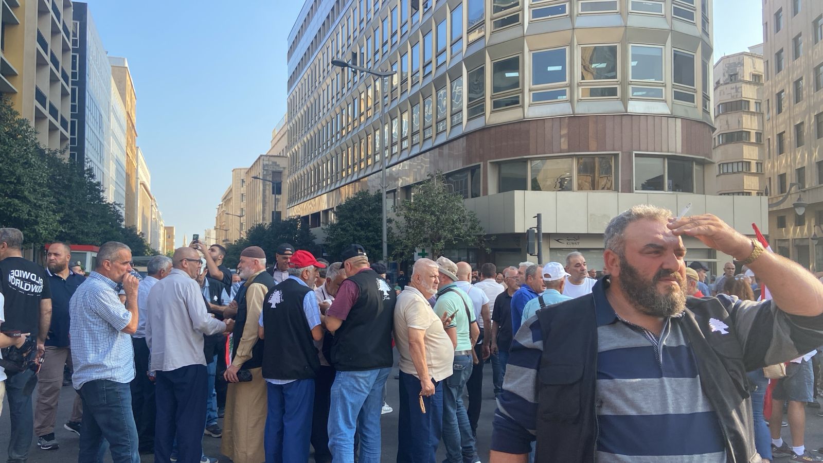 بالصور- تجمع للعسكريين المتقاعدين في ساحة رياض الصلح بعد منعهم من قطع الطرق
