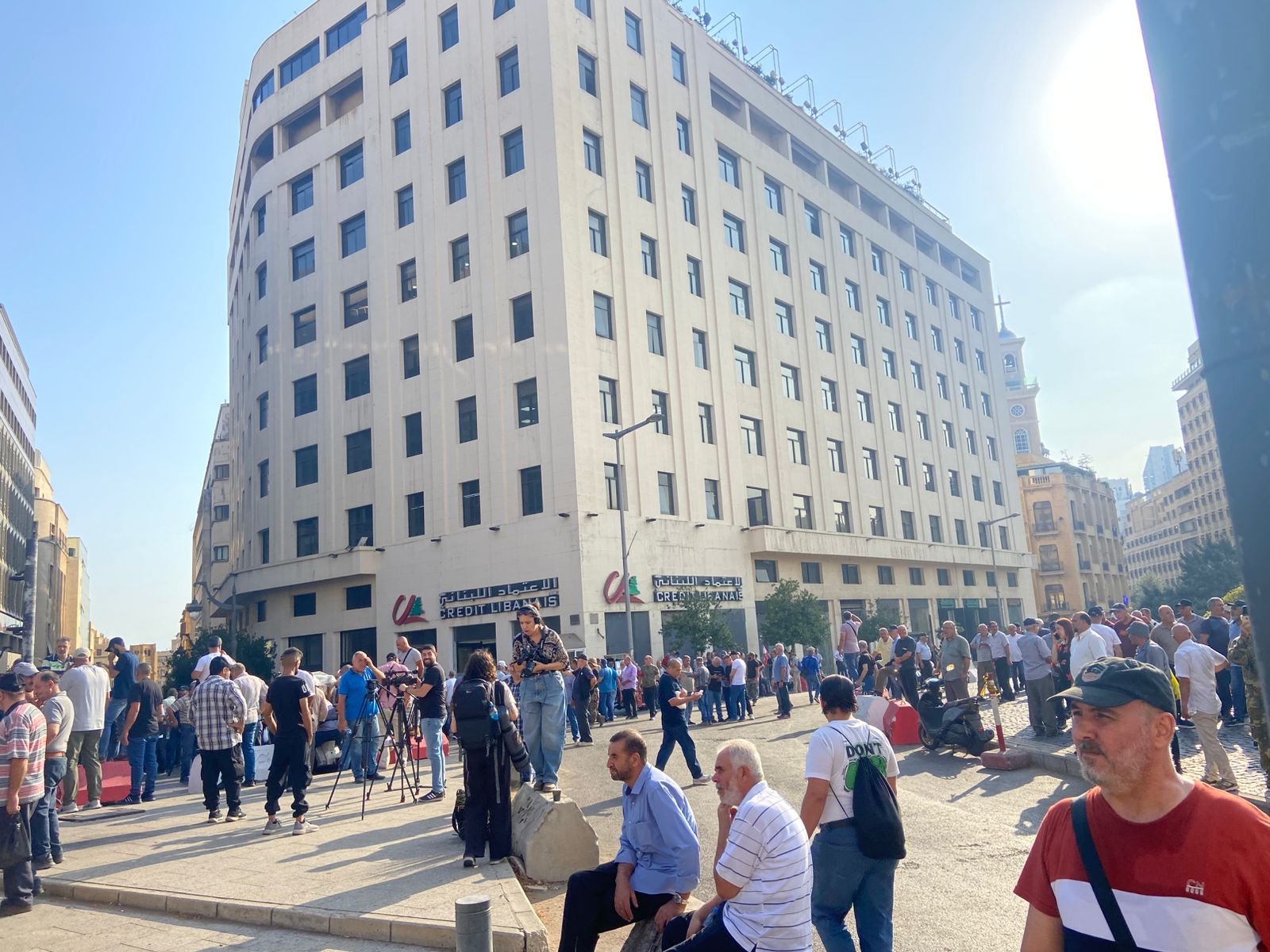 بالصور- تجمع للعسكريين المتقاعدين في ساحة رياض الصلح بعد منعهم من قطع الطرق