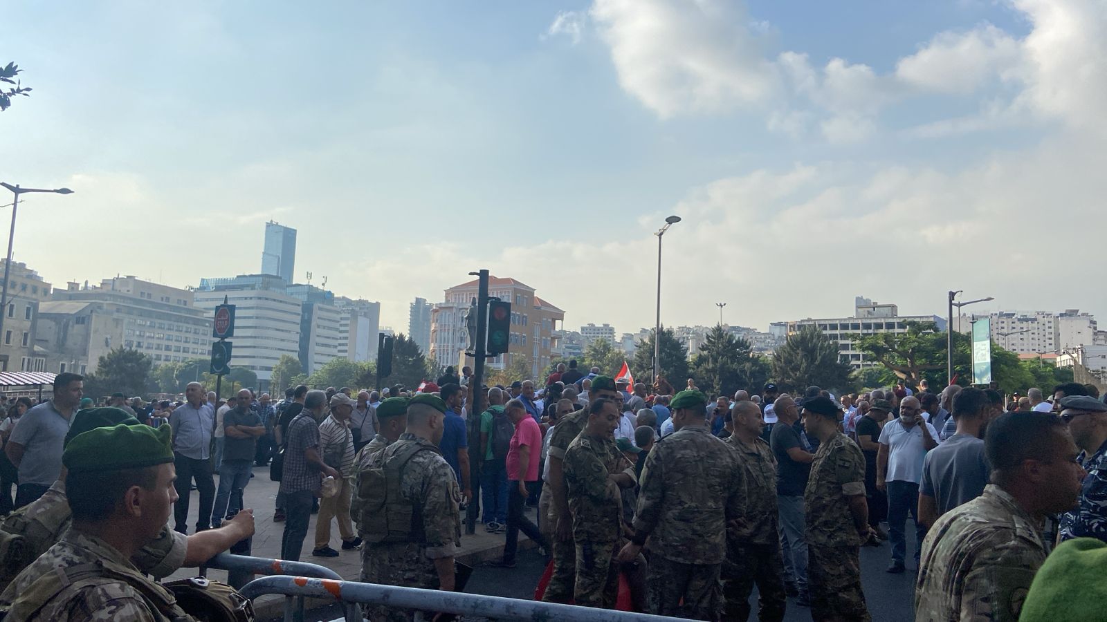 بالصور- تجمع للعسكريين المتقاعدين في ساحة رياض الصلح بعد منعهم من قطع الطرق