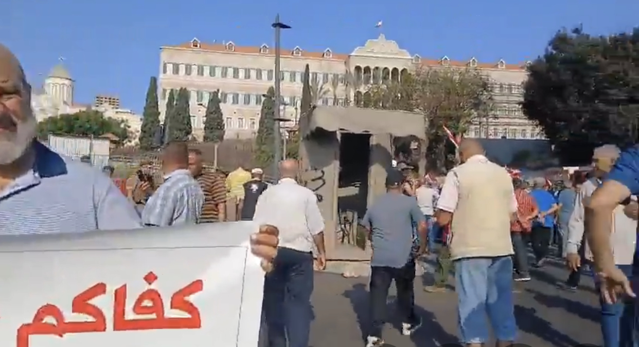 محاولة لاقتحام السرايا الحكومي خلال اعتصام في ساحة رياض الصلح