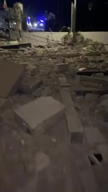 بالفيديو - أضرار جسيمة في جبانة برج قلاويه جراء غارة إسرائيلية