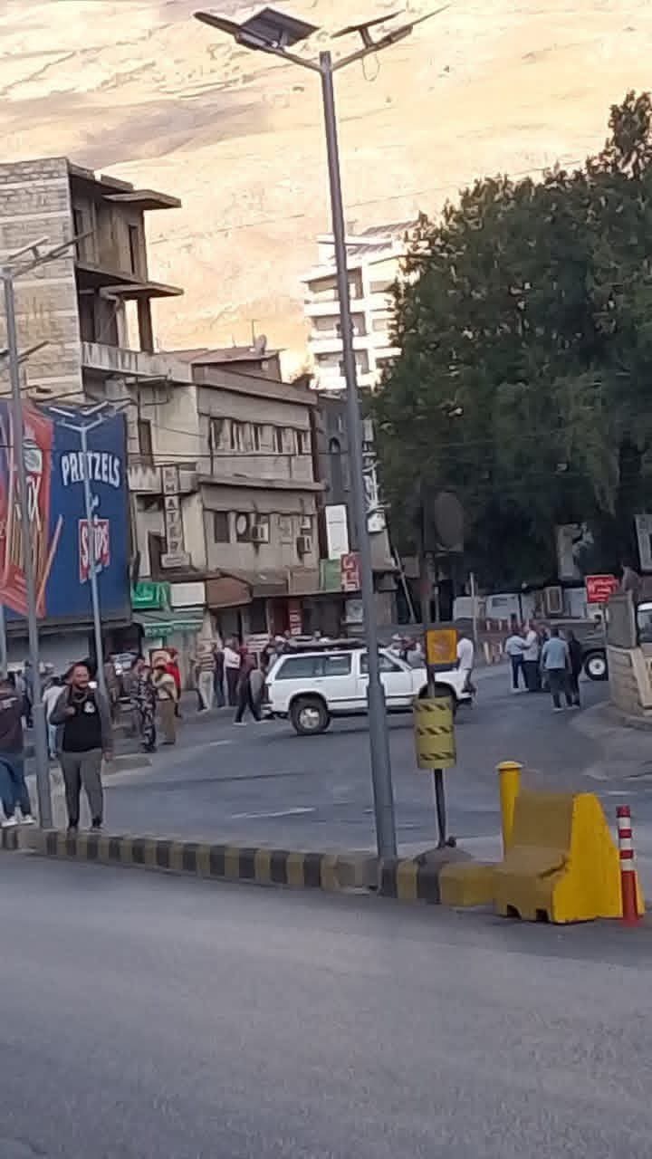 العسكريون المتقاعدون يقطعون طرقًا في رياق وشتورة احتجاجًا على مستحقاتهم
