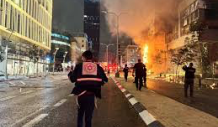 «تل ابيب» تحت النار رداً على استهداف بيروت<br />
نتانياهو يستبق زيارة هوكشتاين برفع سقف شروطه<br />
حزب الله يُحدّد ثلاث ثوابت... والجيش جاهز للإنتشار