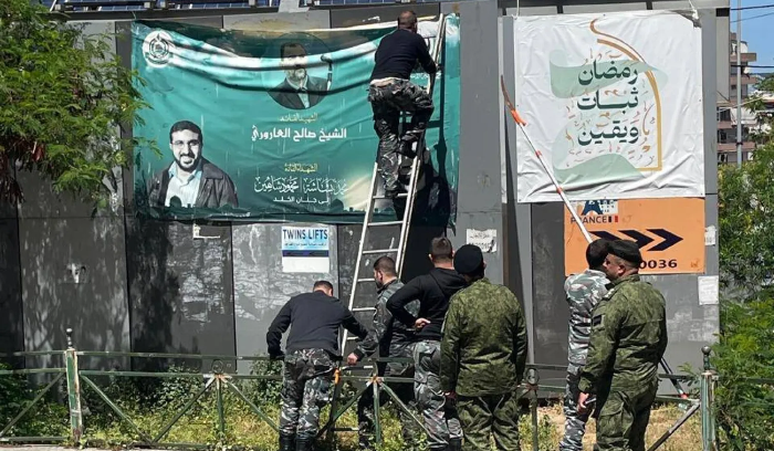 قرار سياسي بـ«تنظيف» بيروت وطريق مطارها من الصور والأعلام الحزبية<br />
وزير الداخلية لـ«الشرق الأوسط»: جزء من خطة حكومية لاستقبال الوافدين