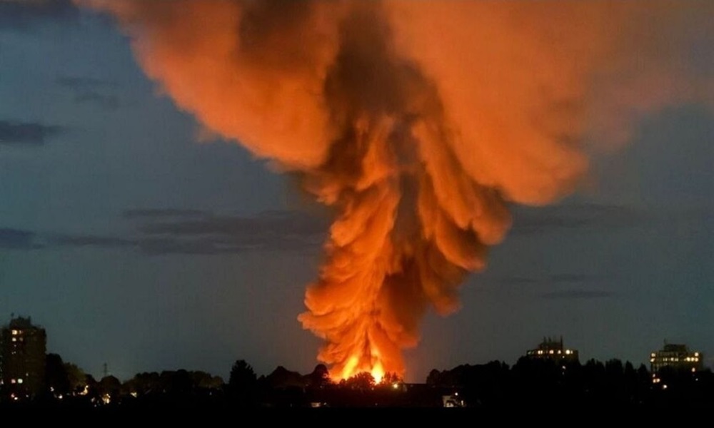 بالصور: إنفجار هائل يهز منطقة صناعية في بريطانيا