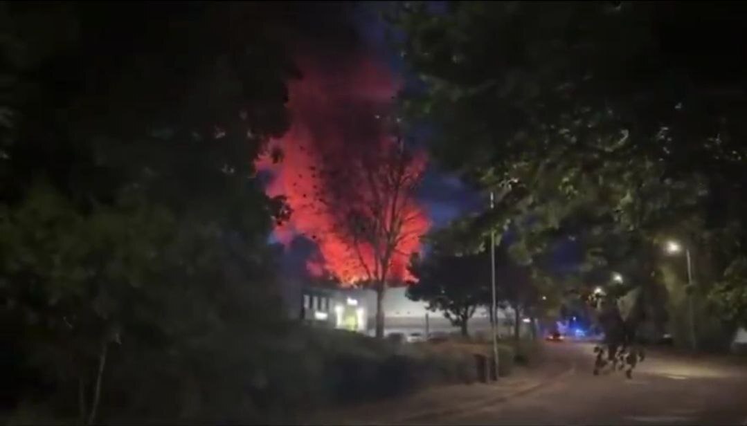 بالصور: إنفجار هائل يهز منطقة صناعية في بريطانيا