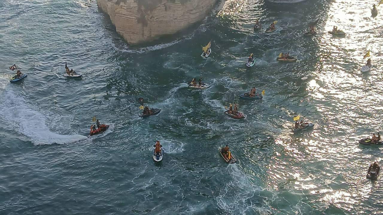 قوارب بحرية تبحر إلى الروشة ومناصرون يهاجمون نواف سلام بشعارات سياسية