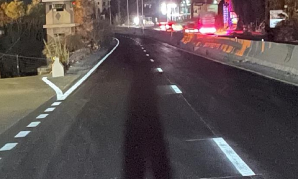 تنفيذ أعمال تخطيط الطرق على الأوتوستراد الساحلي ليلاً