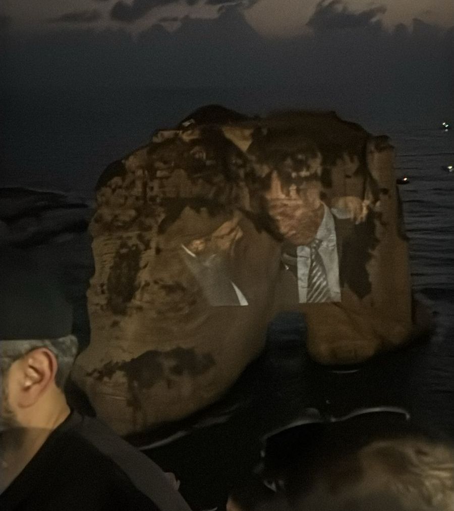 حزب الله يُضيء صخرة الروشة بصور نصرالله وصفي الدين