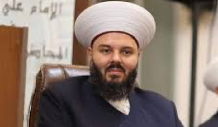 رجل دين سني مقرب من 
