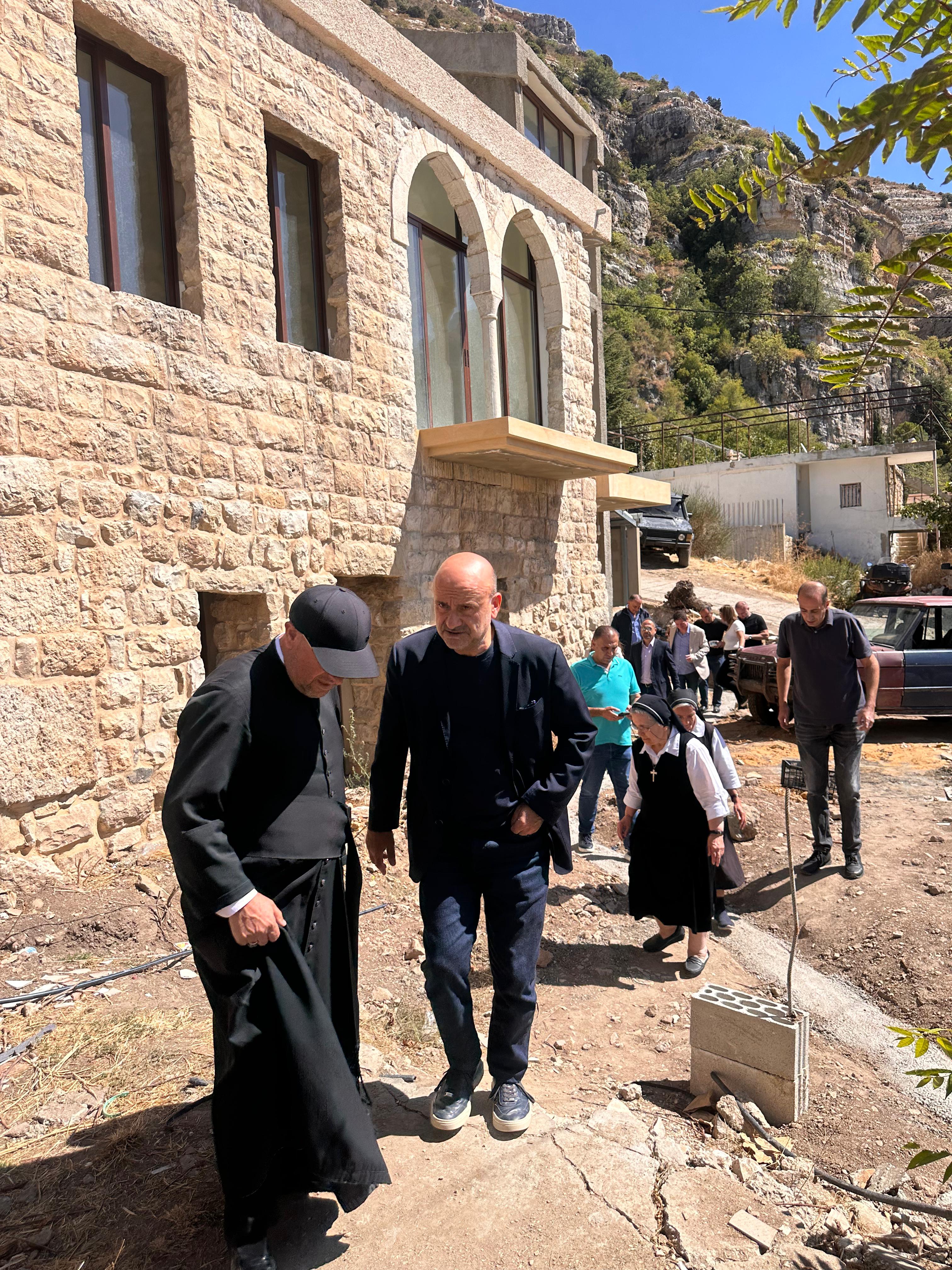أبي رميا يزوّد مستوصف العاقورة بالمعدات الطبية