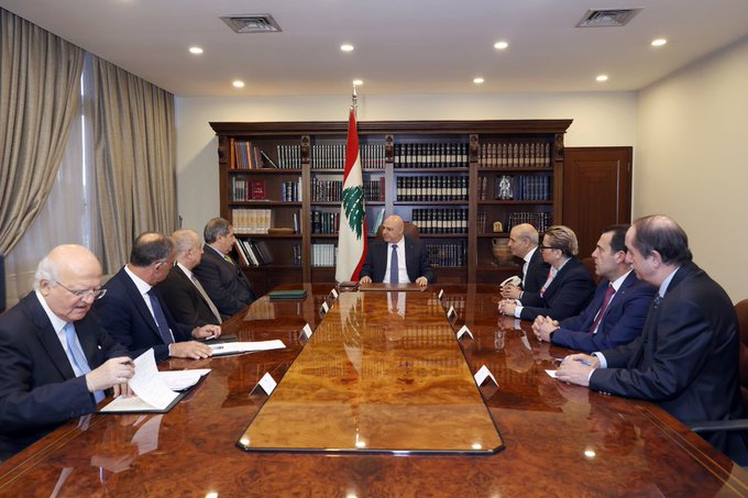 الرئيس عون اجتمع مع أربعة سفراء لبنانيين قبيل انتقالهم إلى مراكزهم الجديدة.
