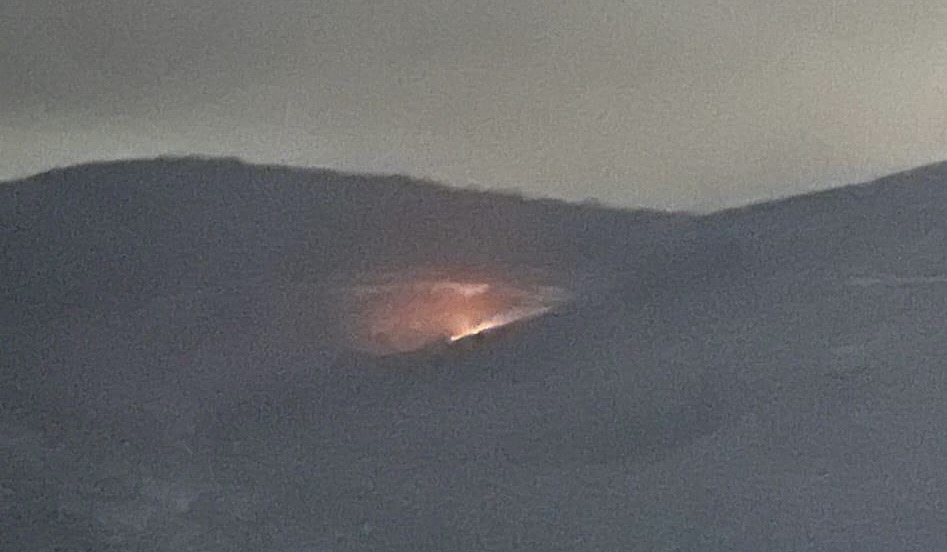 حريق في أطراف تلة العويضة جراء قنابل مضيئة أطلقها الجيش الإسرائيلي