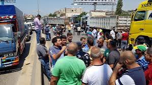 سائقو الشاحنات يقطعون طريق المحمرة – عكار احتجاجًا على حجز آلياتهم