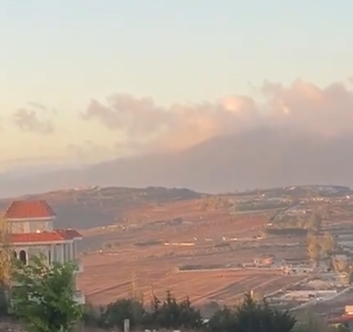 مسيّرة معادية تلقي قنابل قرب معمل حجارة في أطراف يارون – مارون الراس