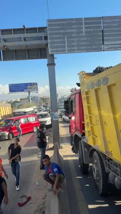 بالفيديو - إعادة فتح طريق المحمرة – عكار بعد احتجاج سائقي الشاحنات