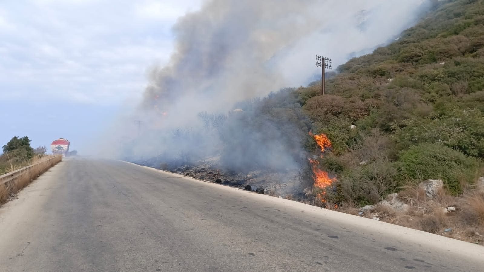 إصابة عنصر من الدفاع المدني خلال إخماد حريق ضخم بين حنوش وشكا