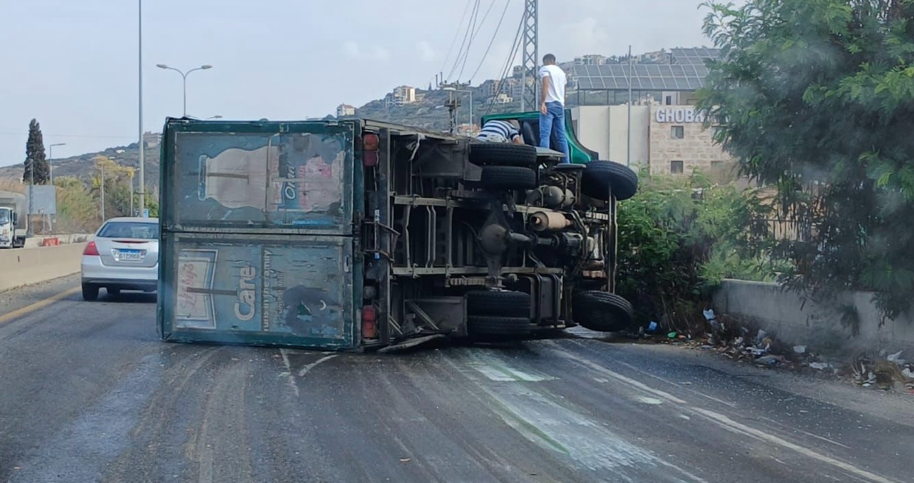 انقلاب شاحنة على اوتوستراد عمشيت…هل من إصابات؟