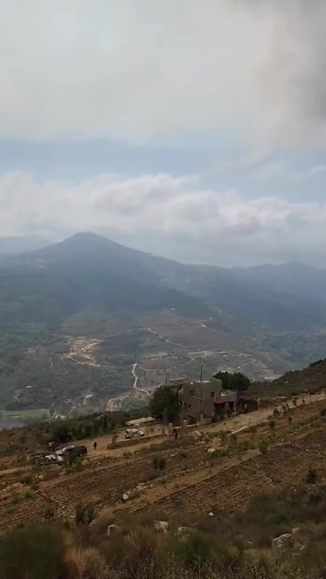 بالفيديو: حريق كبير يهدّد المنازل في مرج بسري