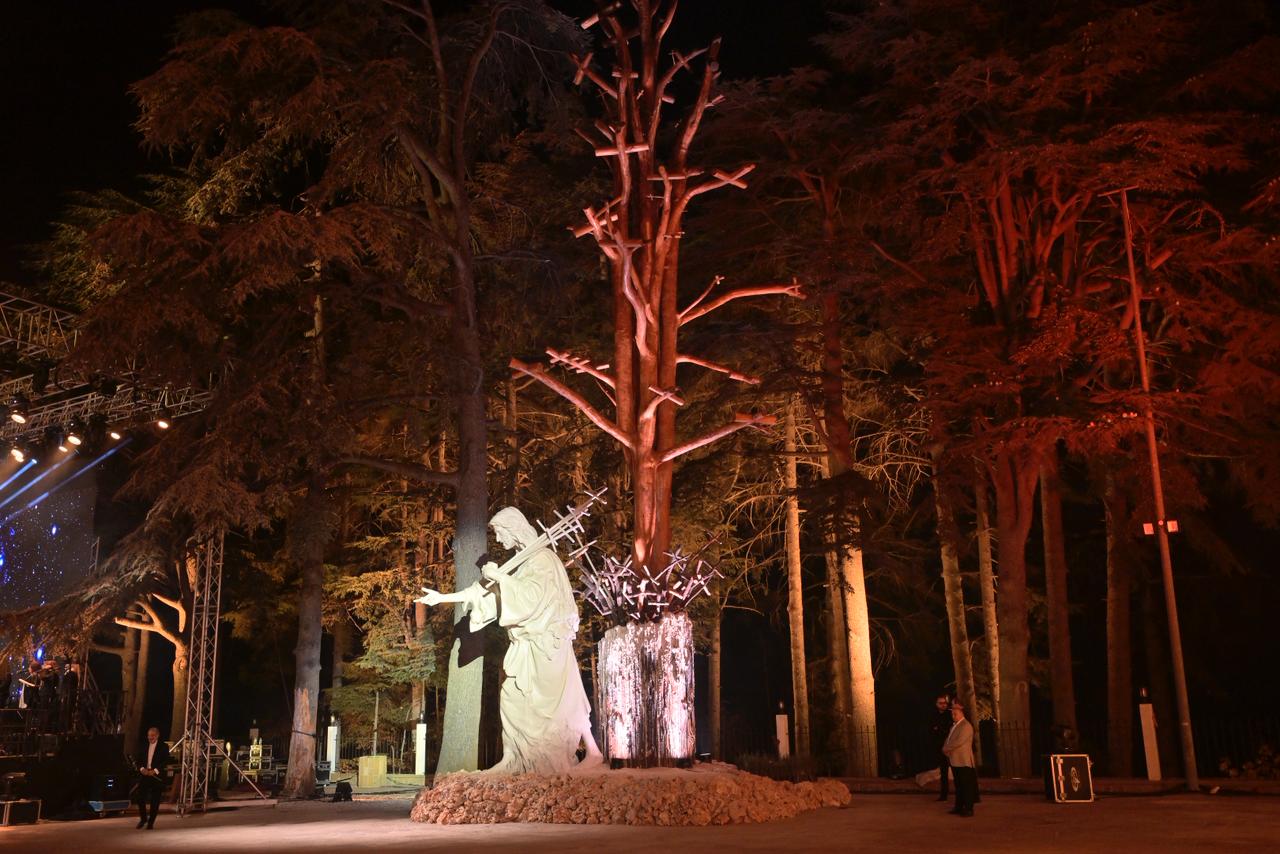 الراعي أزاح الستار عن منحوتة دَين الشجر صلبان للفنان رودي رحمه في الديمان