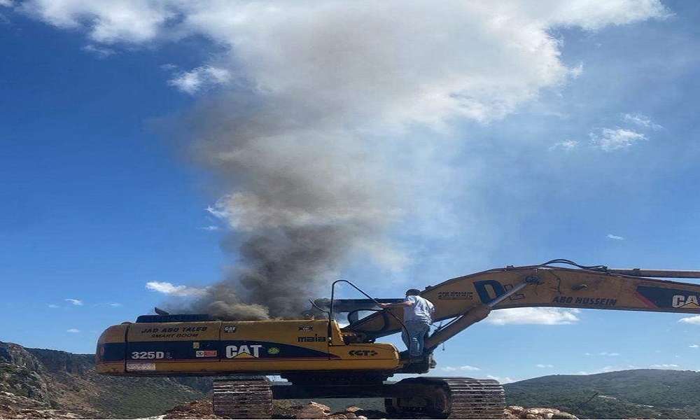 ضحية باستهداف جرافة في ياطر