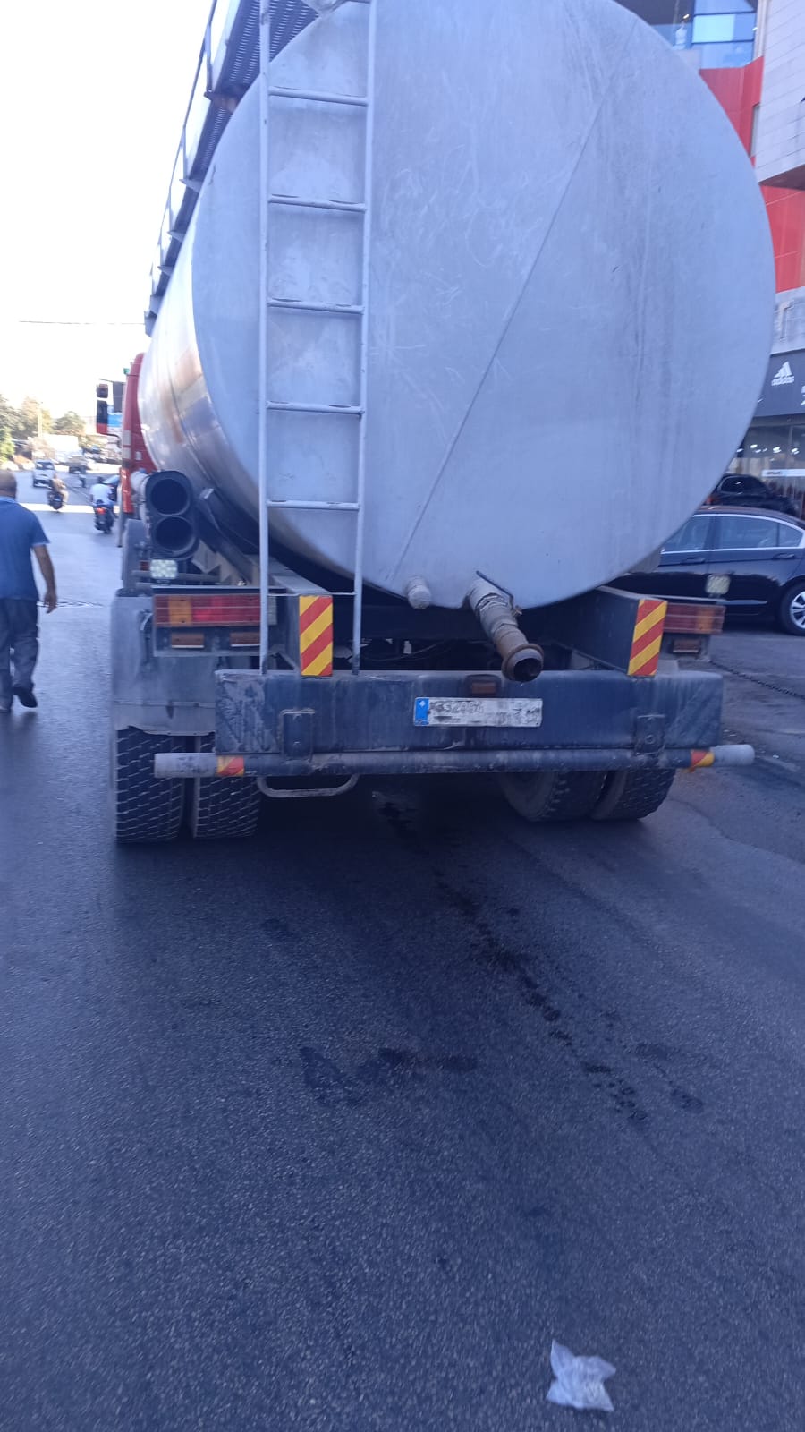 جريح في تصادم بين شاحنة ودراجة نارية