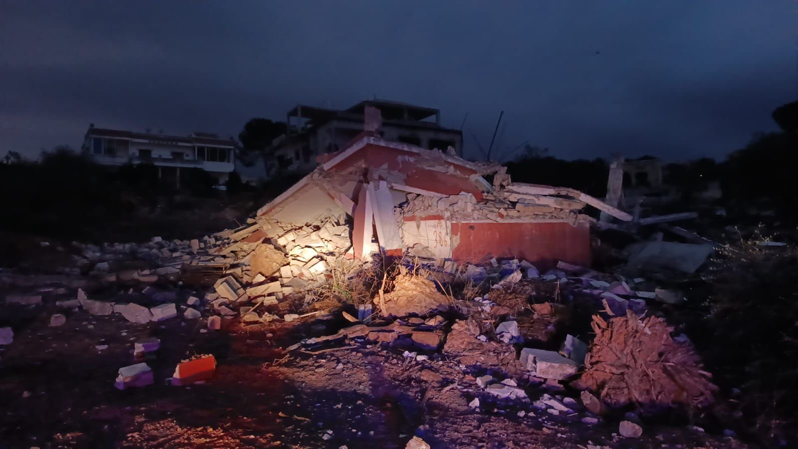 قوّات الاحتلال تتوغّل في ميس الجبل وتفجّر منزلاً في الحي الجنوبي الشرقي