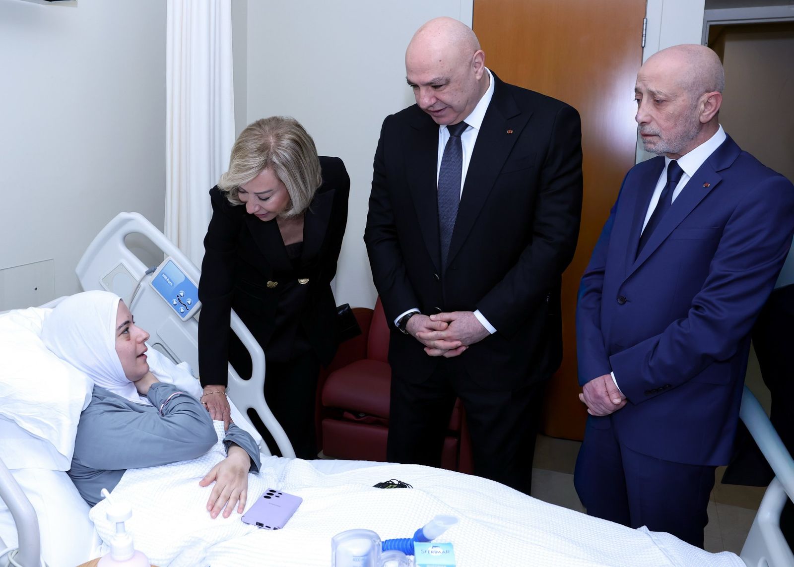 الرئيس عون واللبنانية الأولى عادا الجريحة أماني بزي: اللبنانيون جميعا يقفون الى جانبك