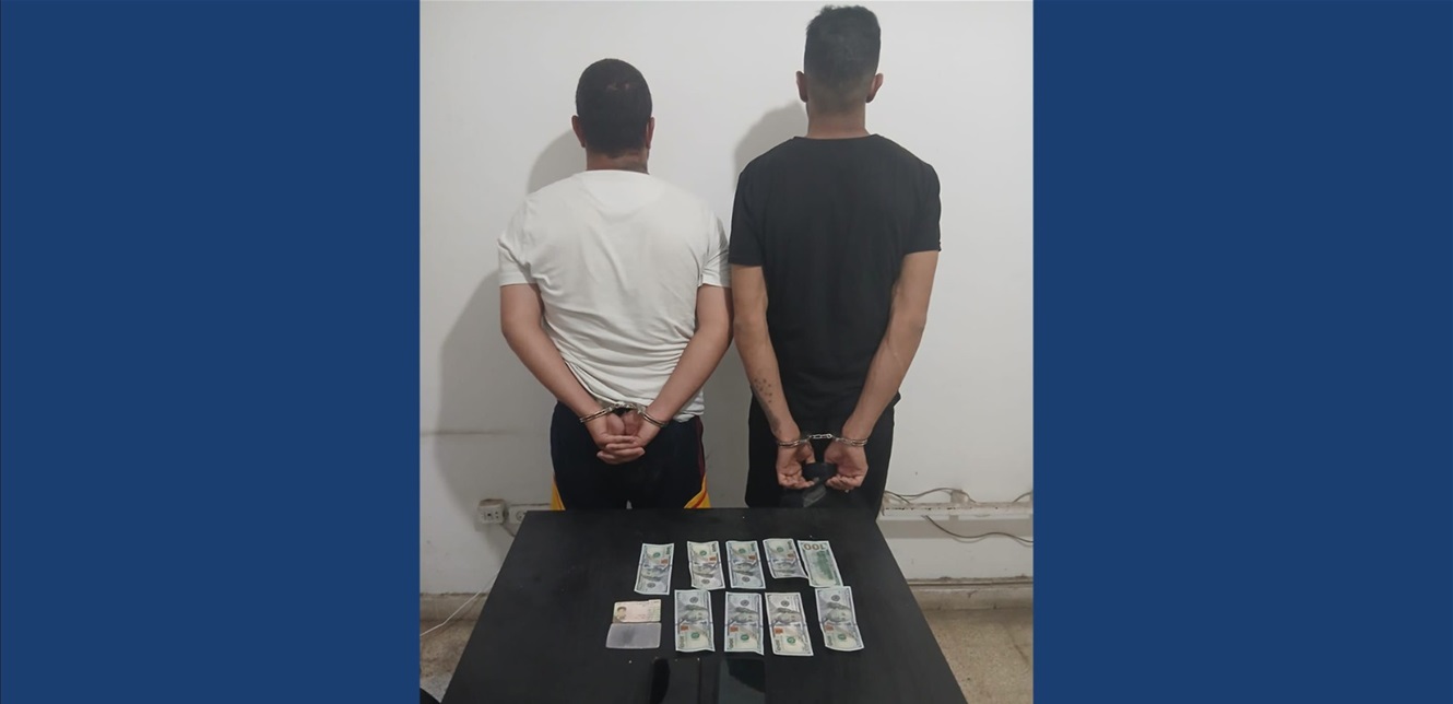 بالجرم المشهود.. شعبة المعلومات توقف سوريَّين بتهمة ترويج دولارات مزيّفة