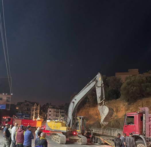 انقلاب شاحنة يقطع طريق المنصورية