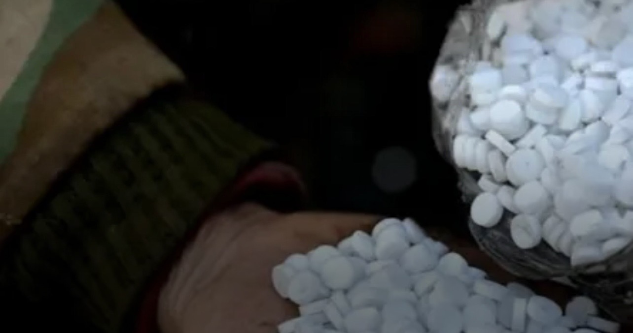 على أوتوستراد زوق مصبح... يروّجون المخدرات!