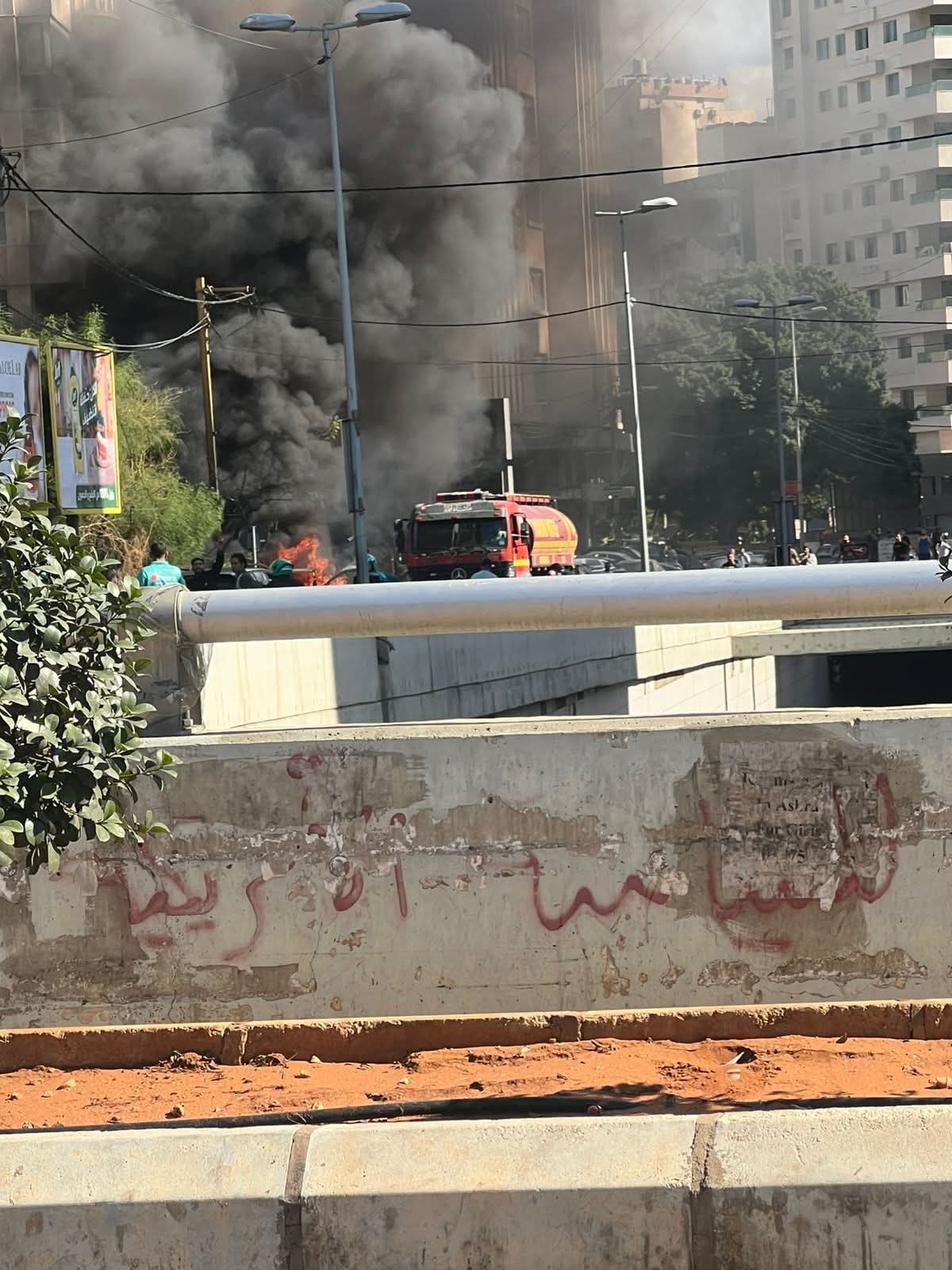 اشتعال سيارة في منطقة الطيونة