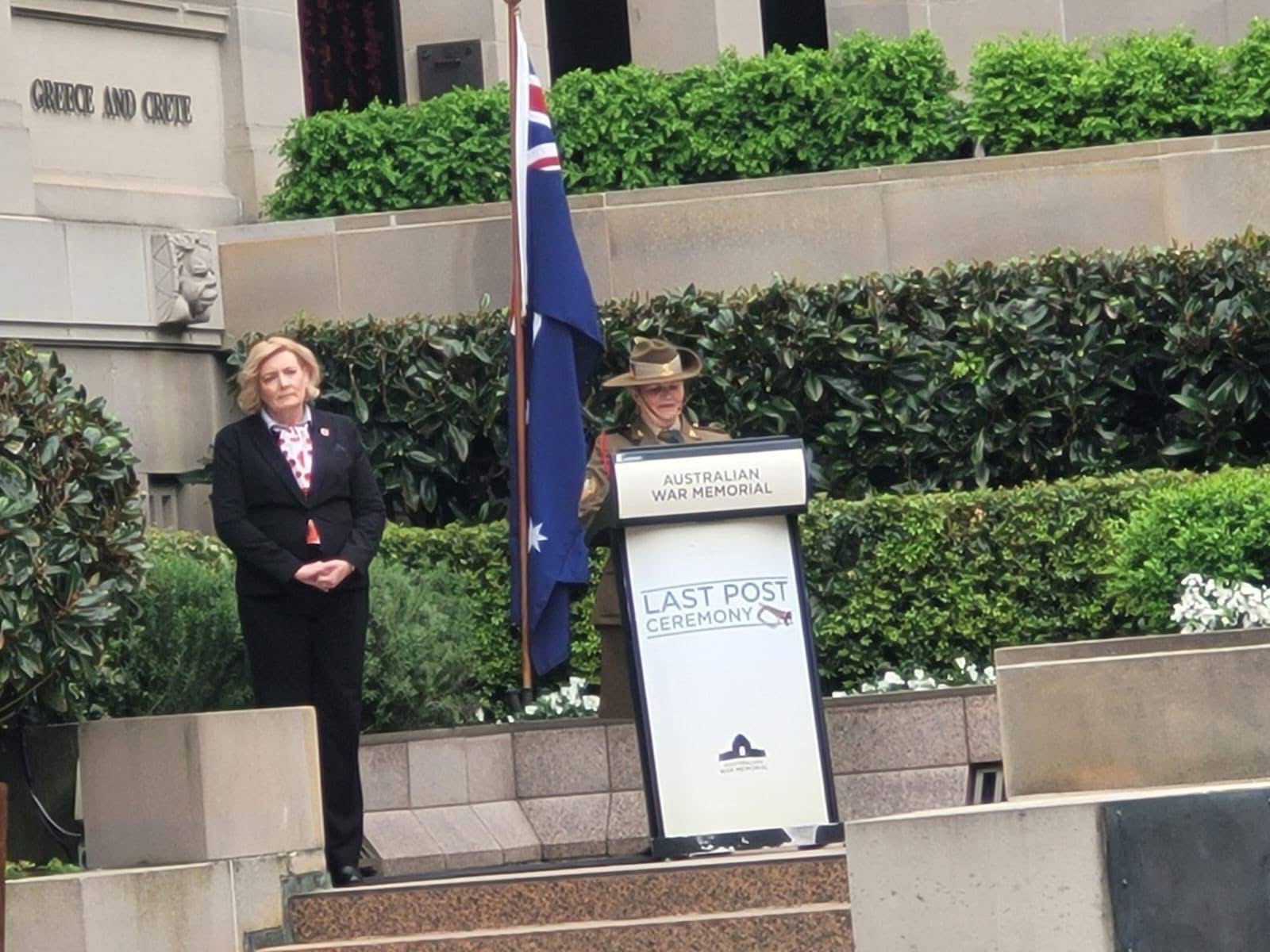 وفد الجامعة اللبنانية الثقافية في العالم يضع إكليلًا من الزهر على ضريح الجندي المجهول في كانبرا