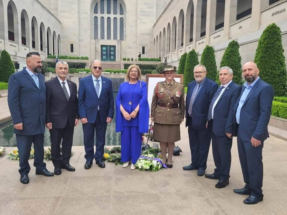 وفد الجامعة اللبنانية الثقافية في العالم يضع إكليلًا من الزهر على ضريح الجندي المجهول في كانبرا