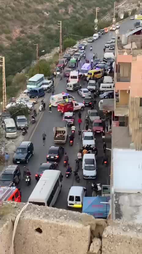 بالفيديو - جريحان  في غارة بصاروخين على سيارة على طريق صديقين