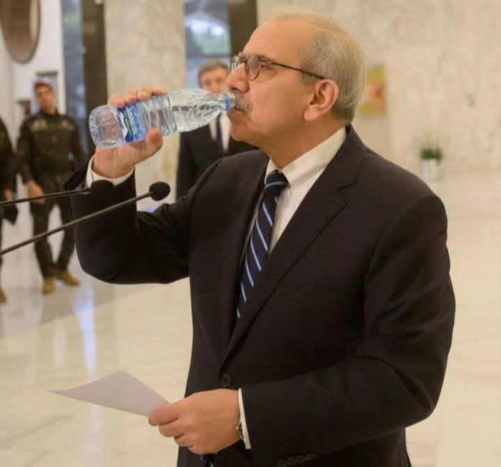 ما هي المياه التي يشربها رئيس الحكومة؟ (صورة)