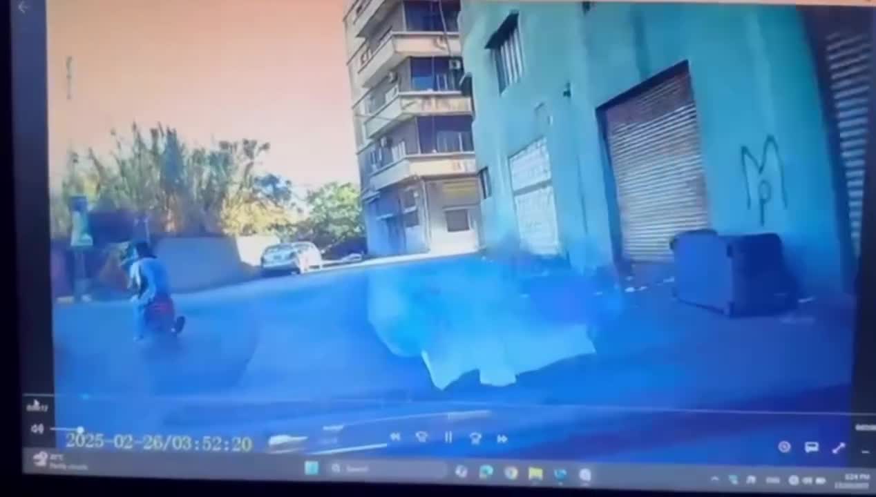 حادث سير مروّع في الدكوانة يصيب سائق دراجة وراكبه بجروح