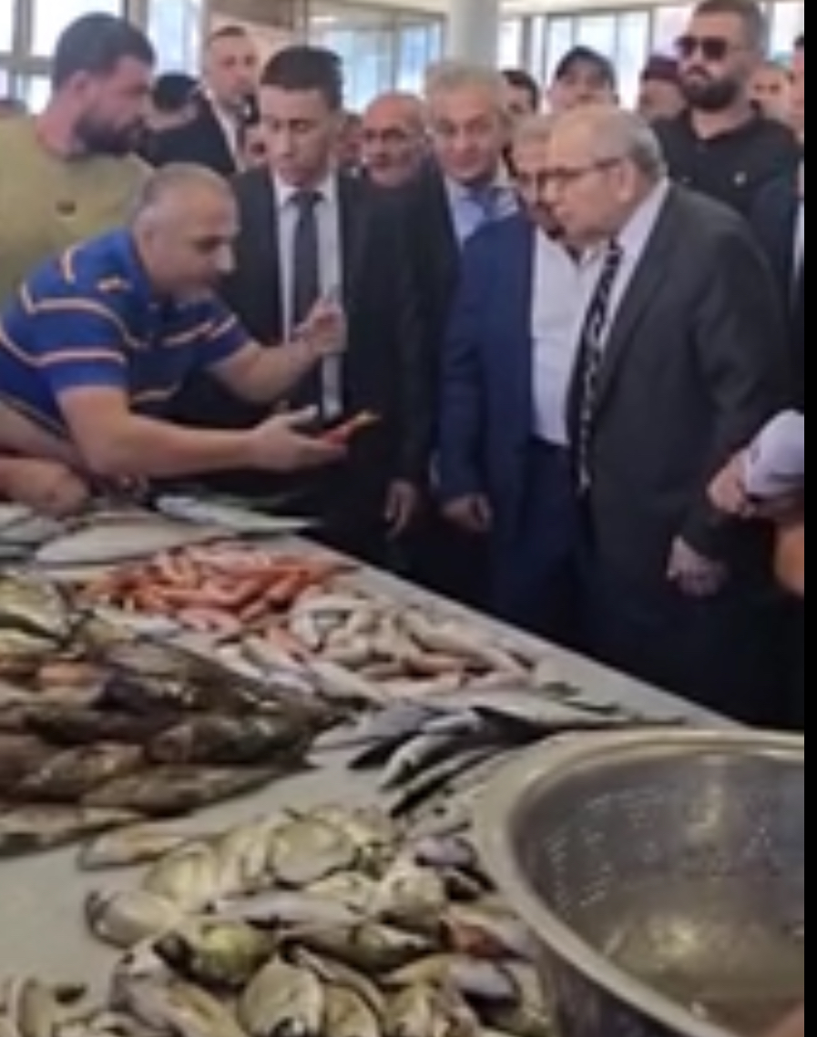 رئيس الحكومة  يتفقّد سوق السمك في صيدا بعد زيارته المستشفى التركي