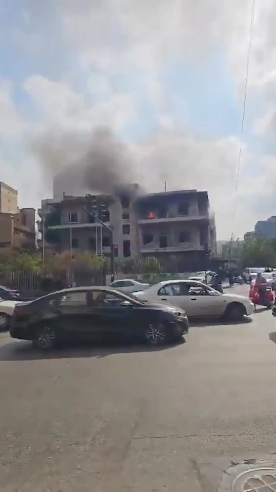 بالفيديو- اندلاع حريق كبير في مبنى  في سد البوشرية