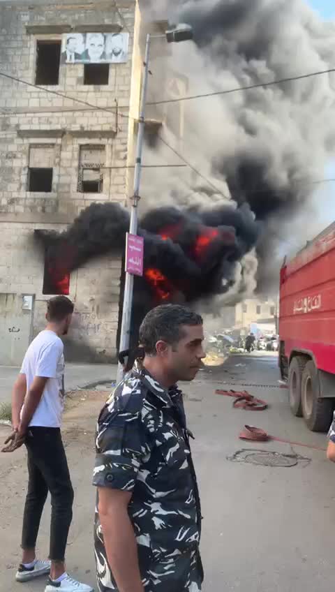 بالفيديو - حالات إغماء بين عناصر الدفاع المدني أثناء إخماد حريق كبير في طرابلس