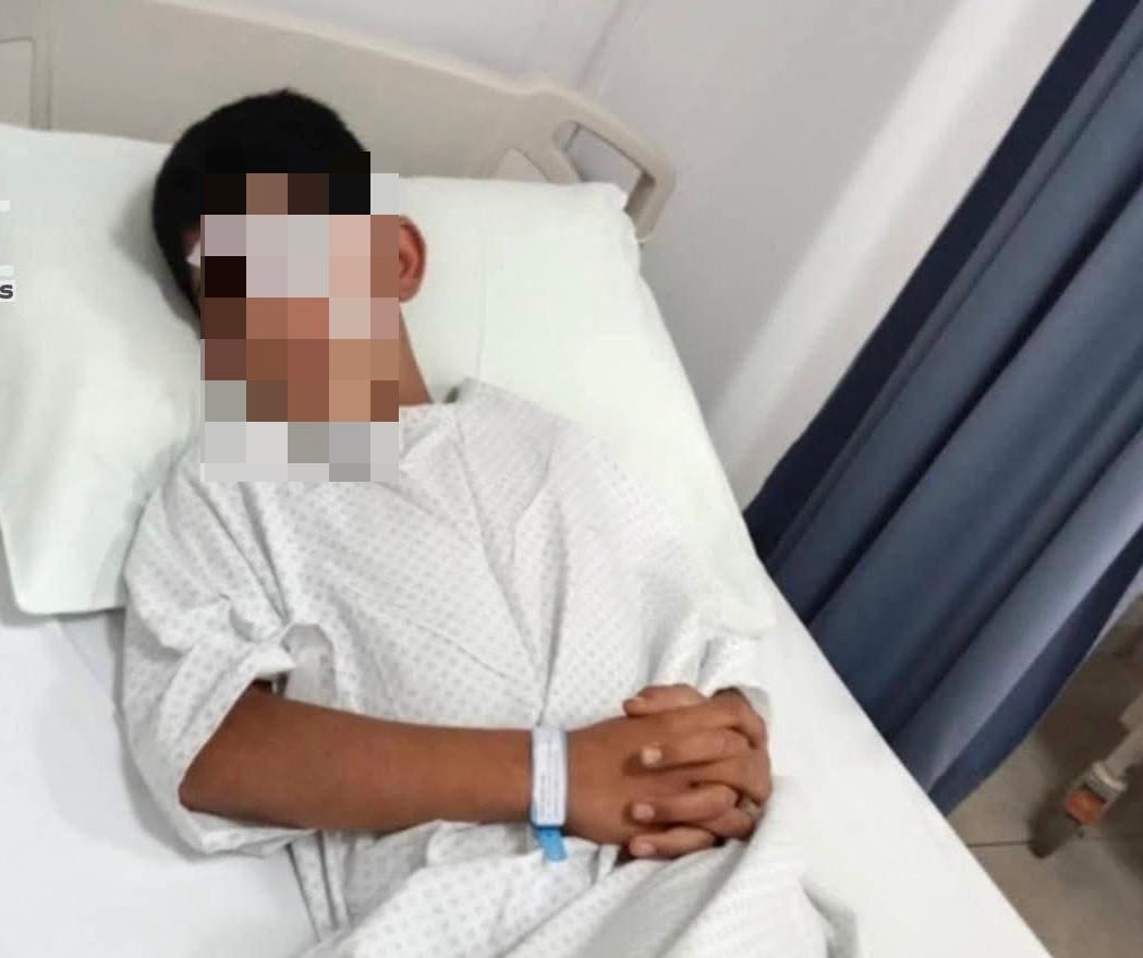 طفل يصاب بطلقة في عينه في طريقه إلى المدرسة