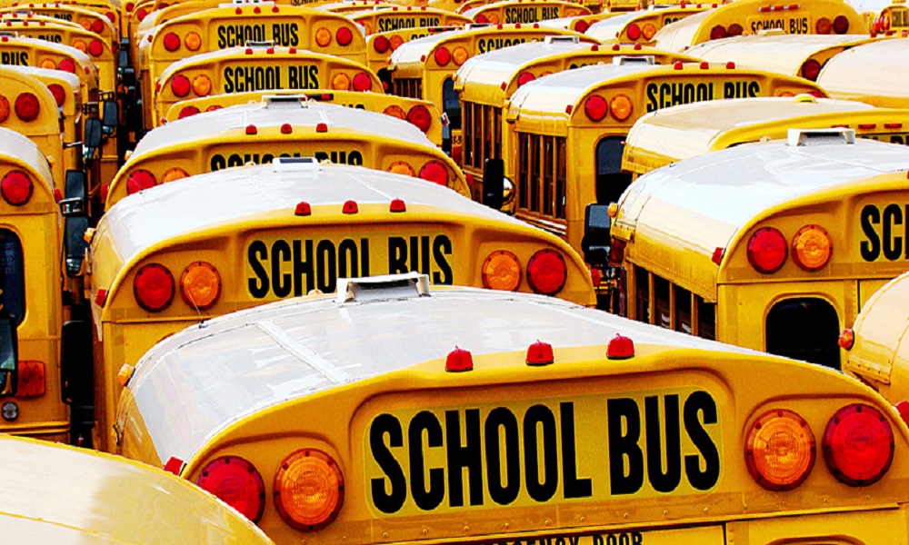 انقلاب حافلة مدرسية في عرمون وإصابات بين الطلاب